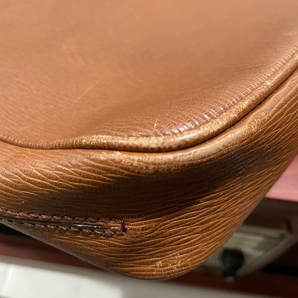 Salvatore Ferragamo textured leather messenger bag - unisex